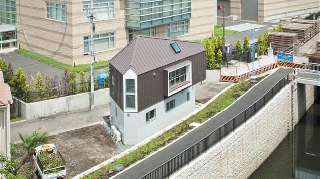 D�m stojí na náb�e�í desetitisícového m�ste�ka Horinouchi v prefektu�e Niigata