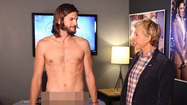 Ashton Kutcher se svlékl v show Ellen DeGeneresové. (12. zá�í 2011) 