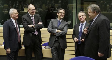 ecký ministr financí Evangelos Venizelos (vpravo) hovoí se svým italským