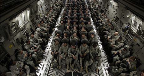 Písluníci americké pchoty odlétají z Iráku. (30. listopadu 2010)