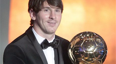 PODRUHÉ. Lionel Messi se Zlatým míem pro nejlepího fotbalistu svta.