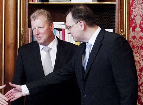Ministr kultury Jií Besser a premiér Petr Neas pi pedávání úadu. 