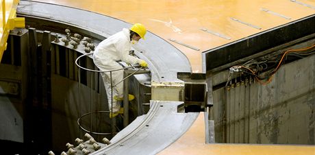 Pracovník Jaderné elektrárny Dukovany vystupuje ze srdce prvního reaktoru,