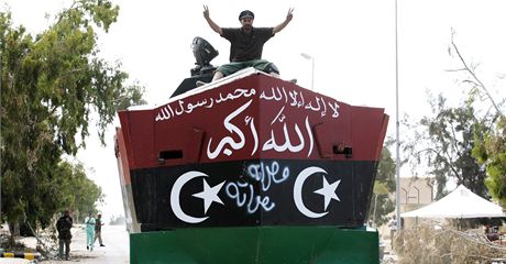 Jednotky nové libyjské vlády projídjí Syrtou. (19. íjna 2011)