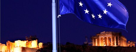 Vlajka Evropské unie plápolá nad chrámy Akropole v Aténách. Ilustraní snímek
