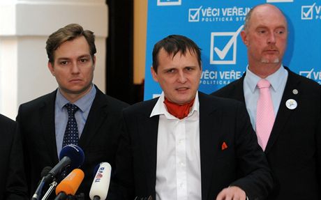 Rusnokova vláda má jistou podporu napíklad od véka Michala Babáka (druhý zleva) a Petra Skokana (úpln vpravo).