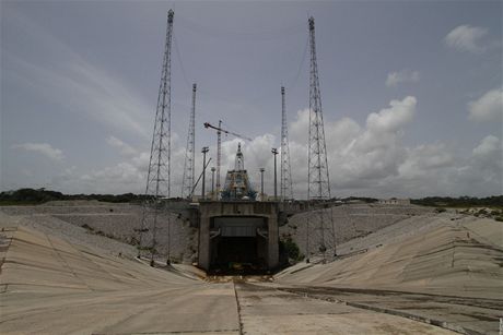 Kosmodrom v Kourou, Francouzsk Guyana: stavba odpalovac rampy pro rusk...