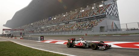 Lewis Hamilton s vozem McLaren vyjd z box pi trninku Velk ceny India.