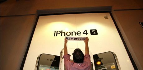 Zahájení prodeje iPhonu 4S, jedna z událostí roku 2011