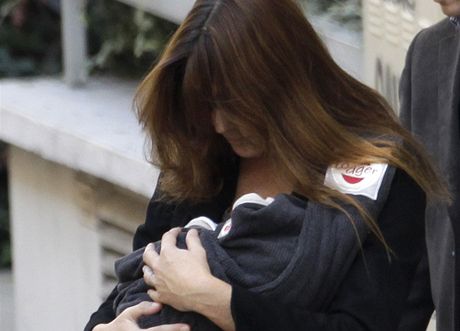 Carla Bruniov-Sarkozyov odchz s dcerou z porodnice (jen 2010).