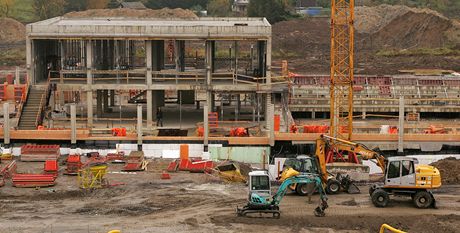 Stavba krytého plaveckého bazénu u karlovarské multifunkní haly KV Arena.