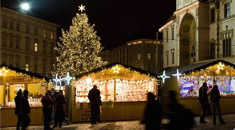 Olomoucké vánoní trhy se letos musely kvli oprav Dolního námstí pesunout jen na to Horní. Mírn se kvli tomu sníí poet velkých stánk. (Ilustraní snímek)