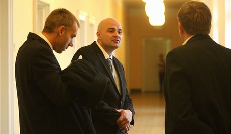 Ludk Hrubý (vpravo) a branká olomoucké Sigmy Petr Drobisz (vlevo) u soudu. Ilustraní snímek