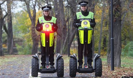 Olomoucká mstská policie dostala od Nadace Bezpená Olomouc tyi elektrická