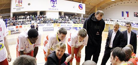 Jan Slowiak (kleí) radí svým pardubickým svencm pi time-outu.