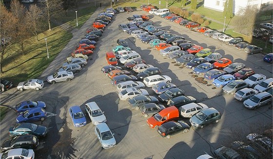 Na bývalé parkoviště u Perly se poskládalo přes 130 aut, i když kapacita byla