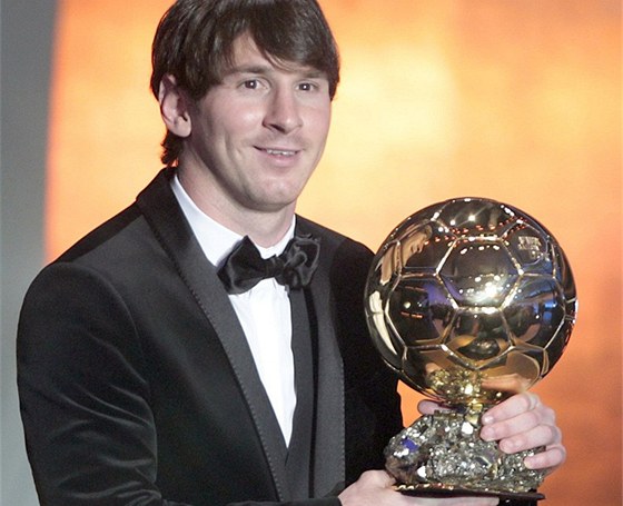 PODRUHÉ. Lionel Messi se Zlatým míem pro nejlepího fotbalistu svta.