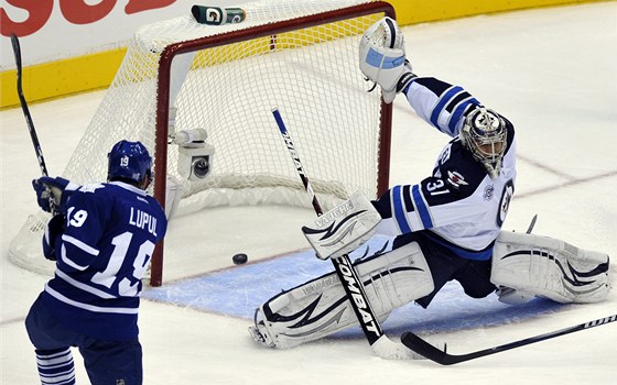 Joffrey Lupul z Toronta pekonává brankáe Winnipegu Ondeje Pavelce.