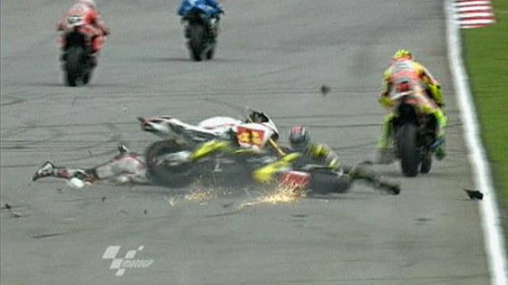 Marco Simoncelli (vlevo) se práv dostal pod motocykl Colina Edwardse. Vpravo