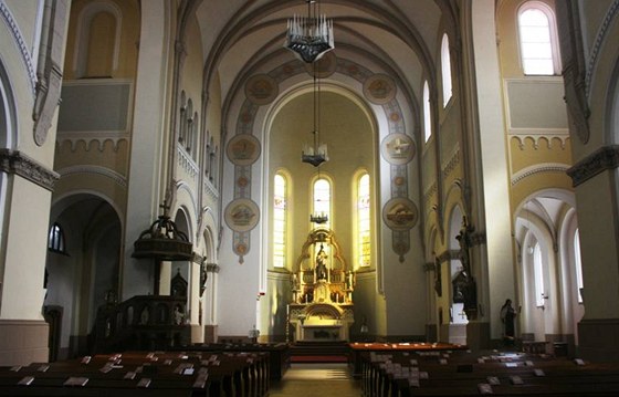 Interiér plzeského kostela sv. Jana Nepomuckého