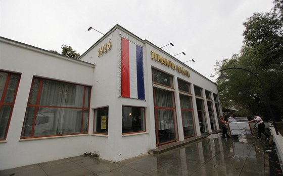 Repliku prvorepublikové Zemanovy kavárny ekají opravy. Kavárna se sthuje do