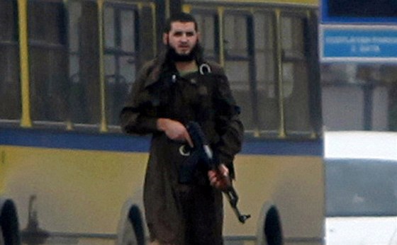 Neznámý útoník kráí Sarajevem poté, co stílel na americkou ambasádu.