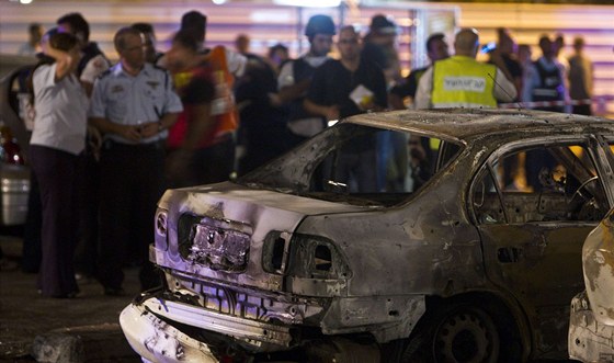 Auto po výbuchu rakety vyslané palestinskými radikály z pásma Gazy.