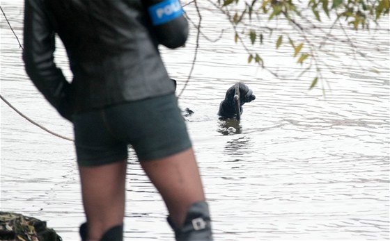 Po utonulém mui na Blanensku pátrali i potápi. Ilustraní snímek