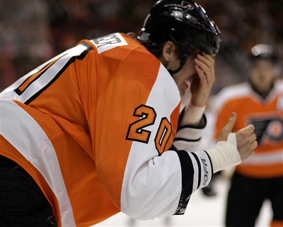 Pro Chrise Prongera, kapitána hokejistů Philadelphie, sezona skončila.