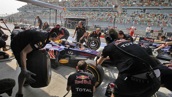 RYCHLÝ SERVIS. Sebastian Vettel eká na výmnu pneumatik pi tréninku na Velkou