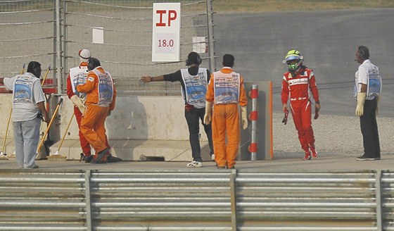 DOJEL. Felipe Massa (v erveném) opoutí okruh po své havárii v kvalifikaci na
