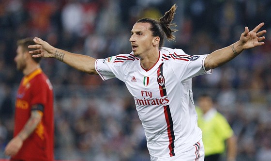 JE TAM! Zlatan Ibrahimovi, útoník AC Milán, spchá oslavit svou trefu v