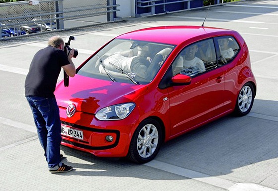 Celkem estnct lid se velo Volkswagenu Up! a vytvoilo jeho nov rekord.