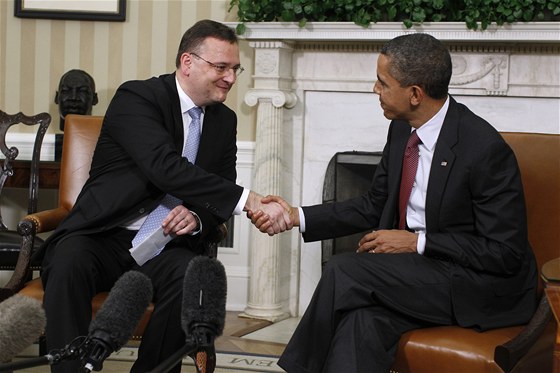 Premiér Petr Nečas při setkání s americkým prezidentem Barackem Obamou ve