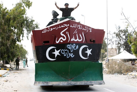 Jednotky nové libyjské vlády projídjí Syrtou. (19. íjna 2011)