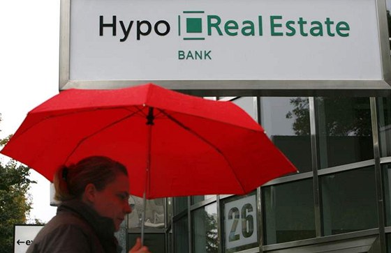 Nmecká vláda si pedstavovala, e na záchranu Hypo Real Estate Holding bude teba vynaloit asi 35 miliard eur. Jiné odhady hovoí o mnohem vyí ástce.