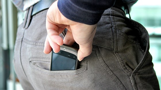 Mobily jsou žádaným zbožím zlodějů, ale naštěstí ty chytřejší přístroje mohou obsahovat aplikaci, díky které lze vysledovat jejich polohu. (ilustrační snímek)