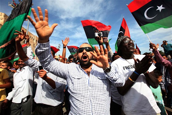 Lidé v Tripolisu oslavují smrt bývalého libyjského vdce Muammara Kaddáfího.