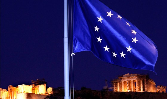 Vlajka Evropské unie plápolá nad chrámy Akropole v Aténách. Ilustraní snímek