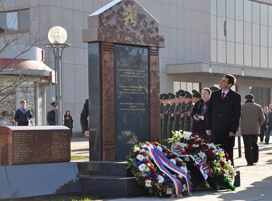 Námstek ministra obrany Michael Hrbata si prohlíí odhalený památník v
