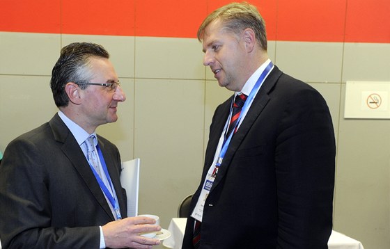 Ministr zemdlství Petr Bendl na kongresu ODS s europoslancem Janem Zahradilem.