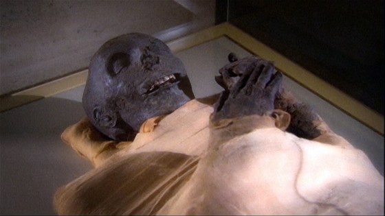 Mumie v Britském muzeu vznikla balzamováním. Za správných svtelných i teplotních podmínek a dostateného sucha vak me k mumifikaci dojít pirozen.