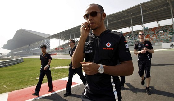 Lewis Hamilton pi prohlídce okruhu Velké ceny Indie. Pi prohlídce trati, na
