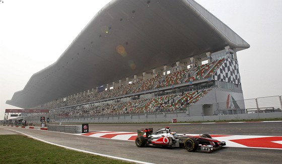 Lewis Hamilton s vozem McLaren vyjd z box pi trninku Velk ceny India.