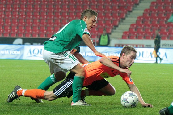 Nicolas umský (vlevo) jet v dresu vrovických Bohemians - archivní fotografie.