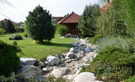 Pohled od terasy k zahradnímu domku: suché kamenné eit je velmi psobivé i