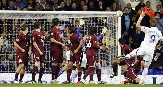 Pavljuenko z Tottenhamu práv skóruje do sít Rubinu Kaza.