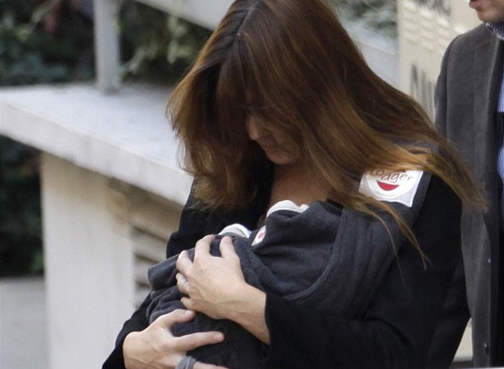 Carla Bruniov-Sarkozyov odchz s dcerou z porodnice (jen 2010).