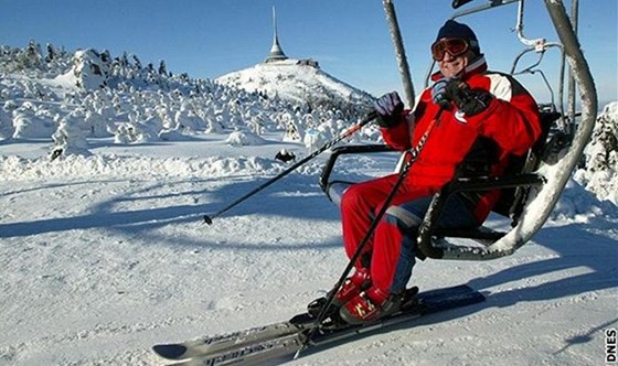 Jan Svatoš tvrdí, že za dobu jeho působení se v areálu mnoho věcí změnilo. Na večerní lyžování na sjezdovku Pod lany například lyžaře odveze skibus. (Ilustrační snímek)