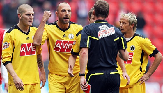 PRO? ZA CO? Budjovití fotbalisté protestují u rozhodího Jiího Jecha,